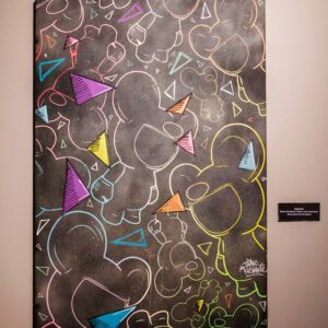 Spray, marcadores e verniz automotivo sobre Pinus tratado Budii